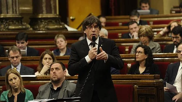 Puigdemont, ayer, durante el pleno del Parlament