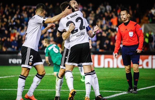 Los jugadores del Valencia celebran la victoria