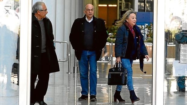 Los concejales Francisco Lledó (en el centro) y María Jesús Puchalt, ayer a la salida de los juzgados