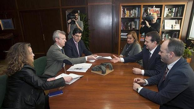 El vicepresidente Rueda durante su reunión con el alcalde de Vigo, ayer en el Ayuntamiento