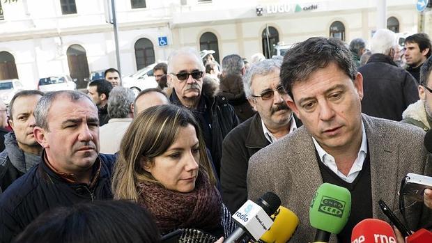 Besteiro acompañado por la alcaldesa Méndez y el presidente Darío Campos antes de subir en un tren