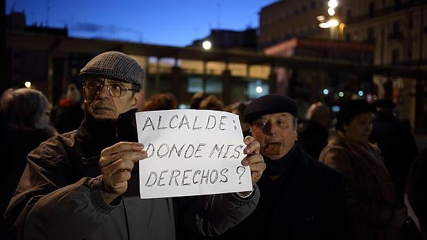 Medio centenar de personas se concentraron frente al Ayuntamiento pidiendo soluciones ante la huelga