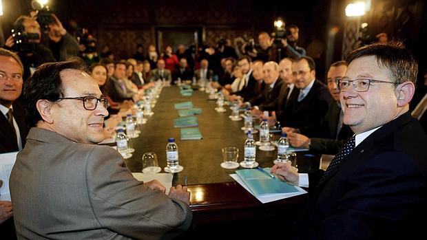 Imagen de Puig y Soler en una reunión con diputados y senadores valencianos