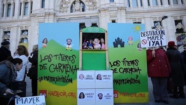 La &#039;agüela Carmena&#039;, &#039;Don Chistosito Zapata&#039; y &#039;Barbie Rita Capillita&#039; piden la dimisión de Mayer en Cibeles