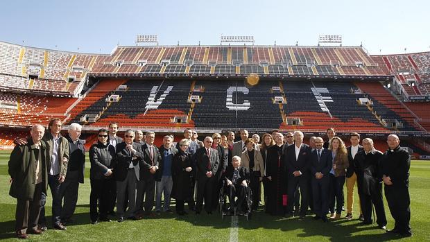 Imagen del homenaje que brindó el Valencia a Elías Llagaría