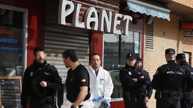 Agentes de la Policía Científica, en el bar en el que el hombre la mató y luego se suicidó