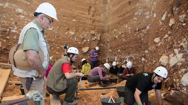 Eudald Carbonell supervisa los trabajos en los yacimientos de Atapuerca