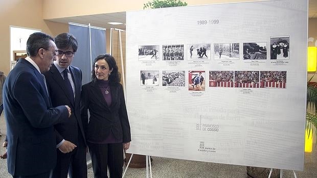 Alejandro Salgado (C), Asunción Escribano y Bienvenido Mena, presentando la exposición