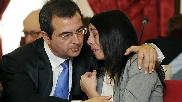 Raquel Gago, desconsolada, es abrazada por su abogado Fermín Guerrero