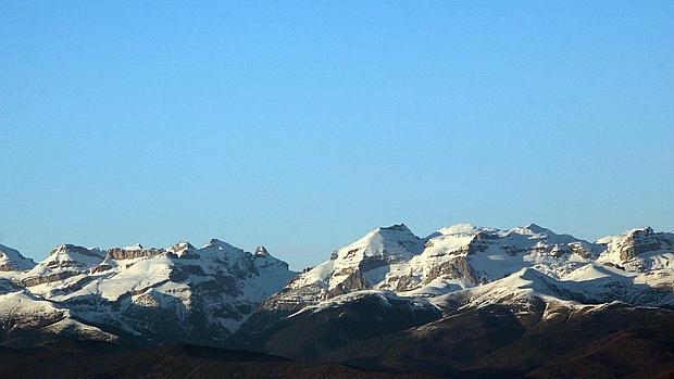 Silueta de cumbres nevadas en el Pirineo aragonés