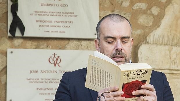 El decano de Humanidades, Ignacio Fernández de Mata, lee una parte del libro «En el nombre de la rosa»