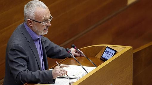 Imagen del líder de Podemos, Antonio Montiel, en las Cortes Valencianas