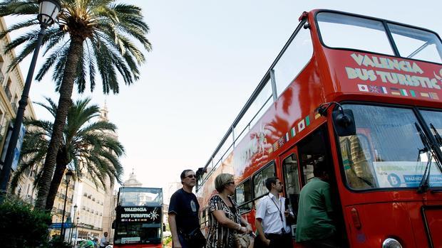 Valencia estudia rescindir la autorización al autobús turístico del empresario detenido junto a Grau