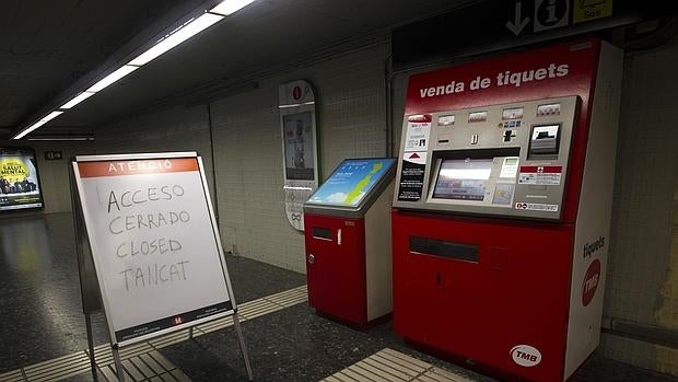 TMB ha vuelto a cerrar los access de algunas estaciones