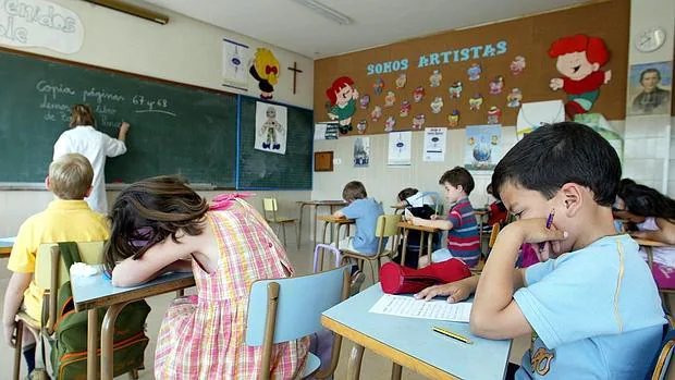 Niños en clase en un colegio público aragonés