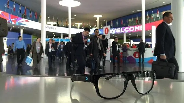 Personal de la empresa ilicitana WeOn Glasses, con las gafas en primer plano, en el congreso MWC de Barcelona