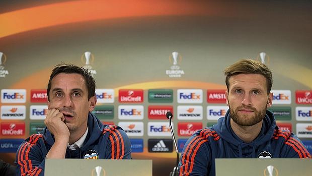 Gary Neville y Shkodran Mustafi en la rueda de prensa previa al partido