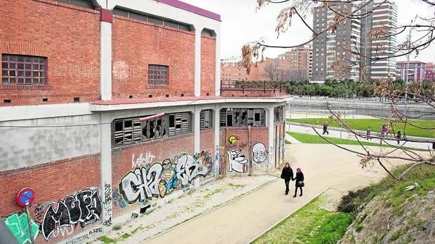 Estado ruinoso del antiguo Mercado de Legazpi, junto al parque Madrid Río