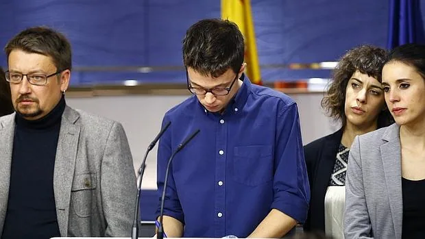 El portavoz de Podemos, Íñigo Errejón (c), junto a Irene Montero (d), y el portavoz de En Comú Podem en el Congreso, Xavier Domènech (i),