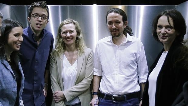 Rosell, en el centro de la imagen, junto a Pablo Iglesias y otros diputados de Podemos