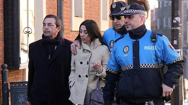 Raquel Gago, acompañada de agentes de Policía y su abogado, a las puertas de la Audiencia de León