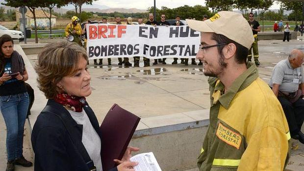 Los bomberos forestales aprovecharon una visita de la ministra a Huesca para reclamar mejoras laborales