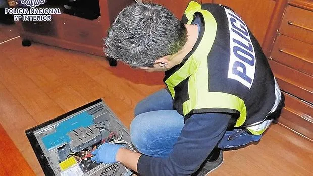 La Policía incautó un portátil, un disco duro y un teléfono móvil en el registro del domicilio