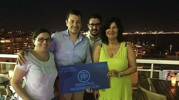 José Luis Bayo (segundo por la izquierda) aspira a disputar el liderazgo del PPCV a Isabel Bonig