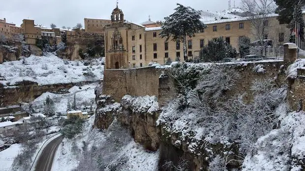 Cuenca ha amanecido cubierta por un gran manto de nieve
