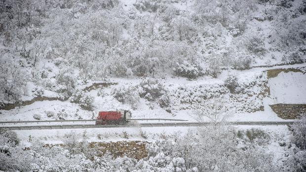 La nieve deja bloqueados a 80 vehículos en Prades y los Mossos activan el dispositivo de rescate