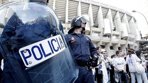 Los antidisturbios junto al estadio merengue, en una imagen de archivo