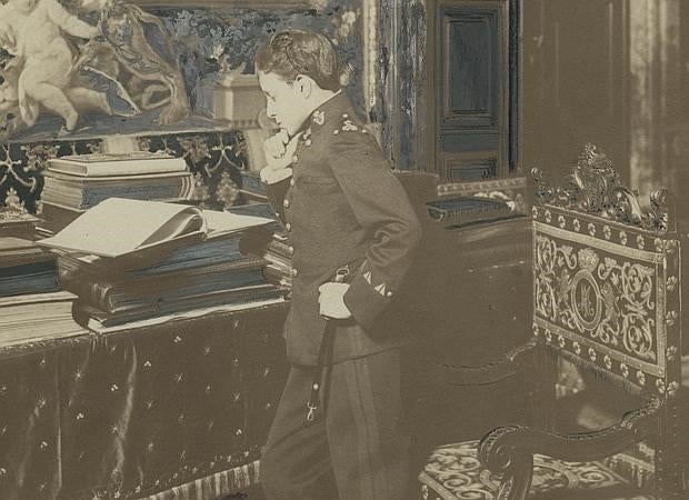 Alfonso XIII, con trece años, en el Salón de Tapices del Palacio Real. Cuando cumplió 16 años asumió las funciones de Jefe del Estado