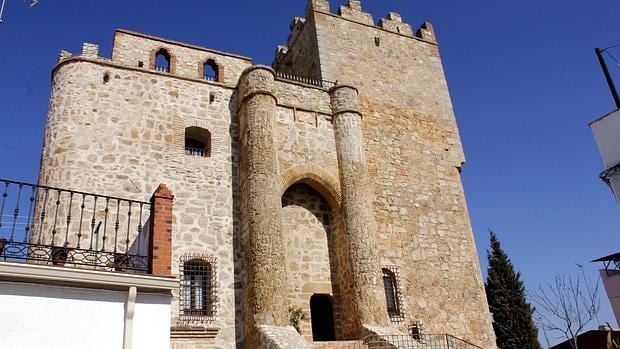 Fachada principal del castillo palaciego de Manzaneque
