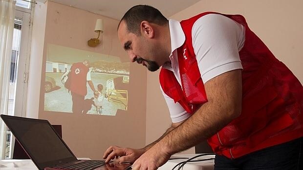 Alejandro Hernández, informático de Cruz Roja voluntario en Samos