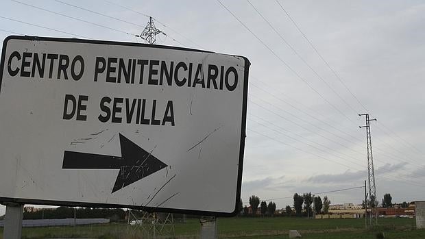 Cartel cercano al centro penitenciario Sevilla I