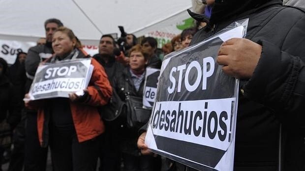 Miembros de la Plataforma Antidesahucios, durante una protesta frente a una sede bancaria en Madrid