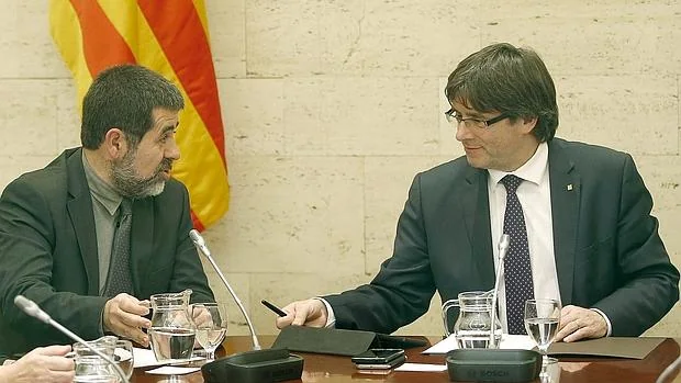 El presidente de la Generalitat, Carles Puigdemont (d), durante la reunión que mantuvo con el comité permanente de la Asamblea Nacional de Cataluña