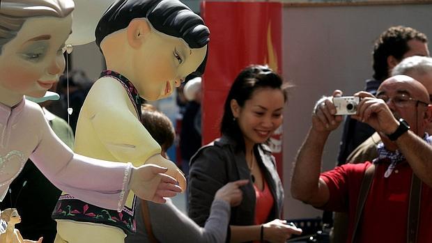 Imagen de unos turistas durante las pasadas Fallas