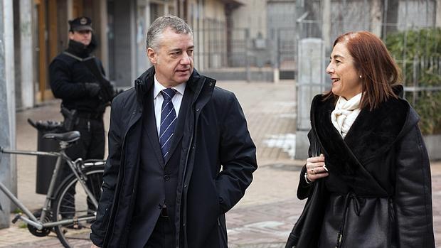 El lendakari Iñigo Urkullu y la consejera de Educación, Cristina Uriarte, en una imagen de archivo