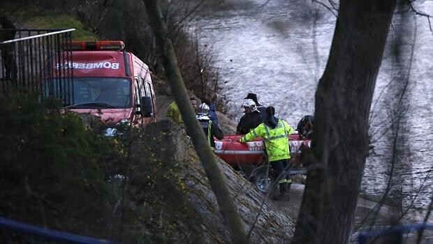 Los bomberos rescatan el cadáver del río