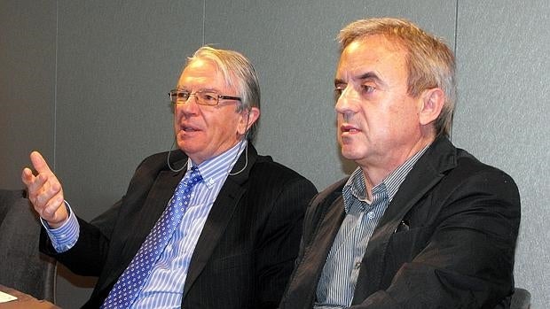 Josep Maria Gatell (izquierda), junto al doctor Esteban Ribera en la presentación del Simposio