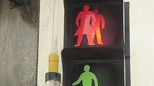 Imagen de semáforos con silueta de mujer