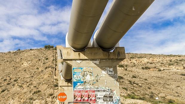 Imagen de la conducción del Tajo-Segura a su paso por Alicante