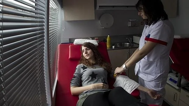 Donación de sangre de una voluntaria en Madrid