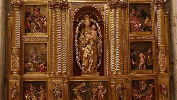 El retablo empezó a ser restaurado hace tres años y vuelve a lucer con todo su esplendor original