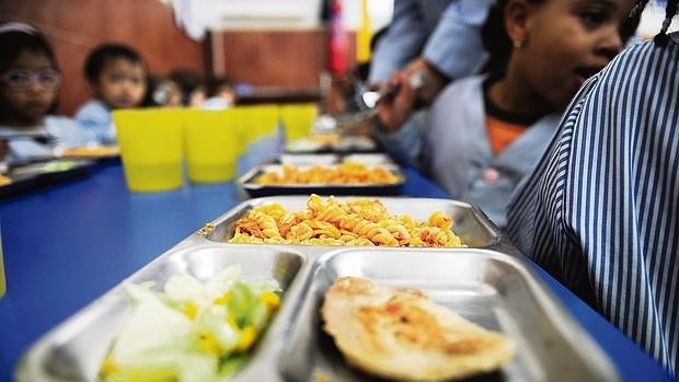 Cuatro de cada diez familias utilizan el comedor escolar