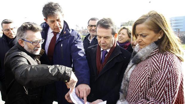 Gómez Besteiro junto a Abel Caballero y a Carmela Sivla, este lunes en Vigo