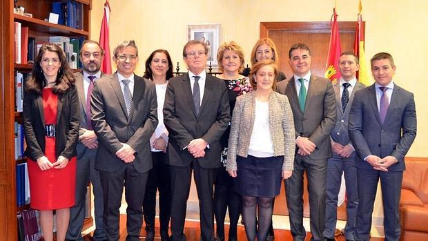 El rector, en el centro, con su equipo de gobierno, tras la toma de posesión