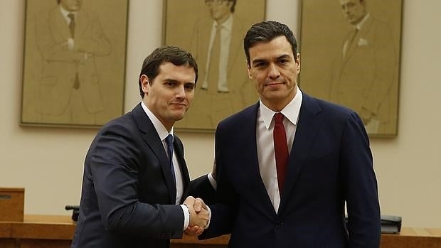 Albert Rivera junto a Pedro Sánchez en la firma de su acuerdo