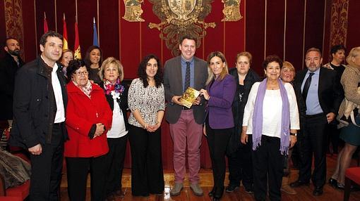 La alcaldesa con Ernesto Tubia, ganador de la XIV Edición del Premio de Narrativa «Princesa Galiana»